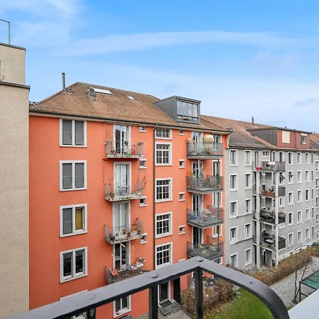 - Crown 22 アパート